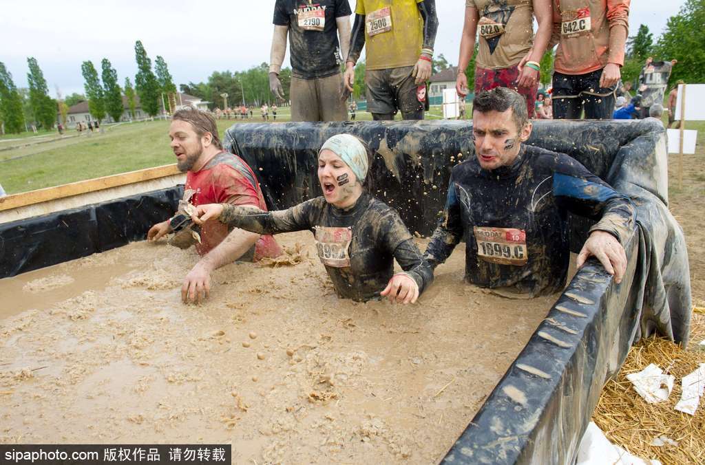 比比誰(shuí)更臟！法國(guó)泥漿日參賽選手變身“泥人”摸爬滾打嗨翻天
