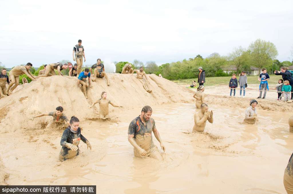 比比誰(shuí)更臟！法國(guó)泥漿日參賽選手變身“泥人”摸爬滾打嗨翻天
