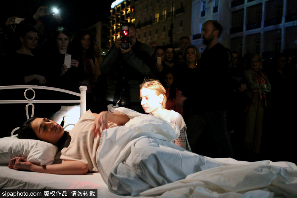 行為藝術(shù)？ 兩名女性希臘憲法廣場(chǎng)當(dāng)街“表演”睡覺(jué)