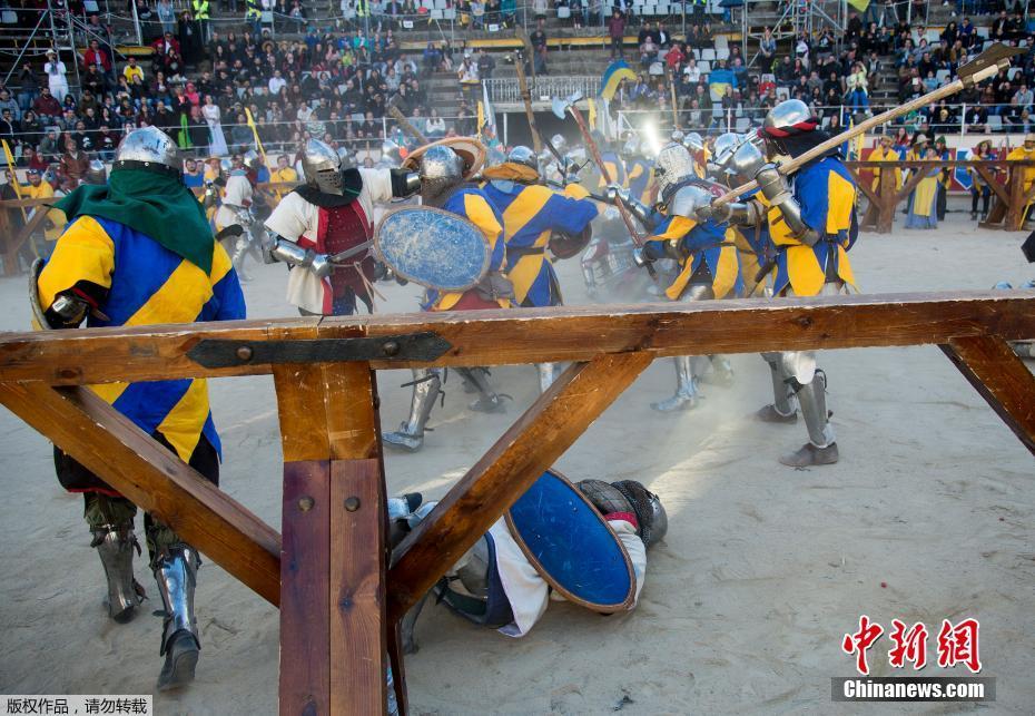 中世紀格斗世錦賽舉行 選手著盔甲變戰斗民族