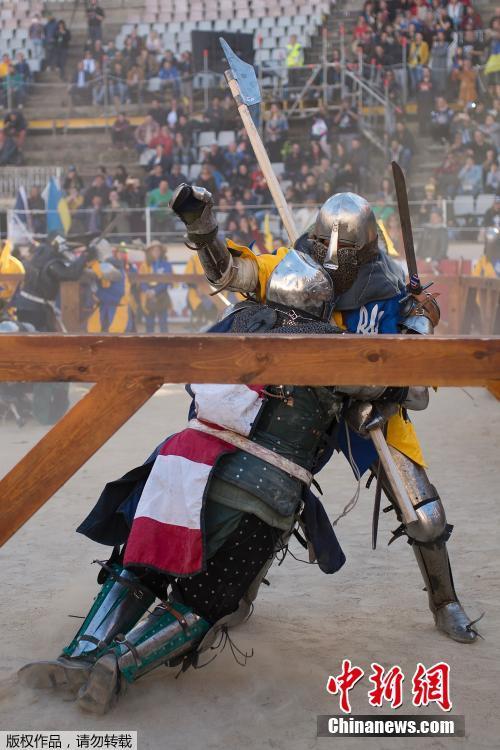 中世紀(jì)格斗世錦賽舉行 選手著盔甲變戰(zhàn)斗民族