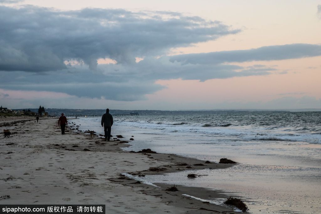 澳大利亞海岸現唯美日落 烏云壓境如末日大片