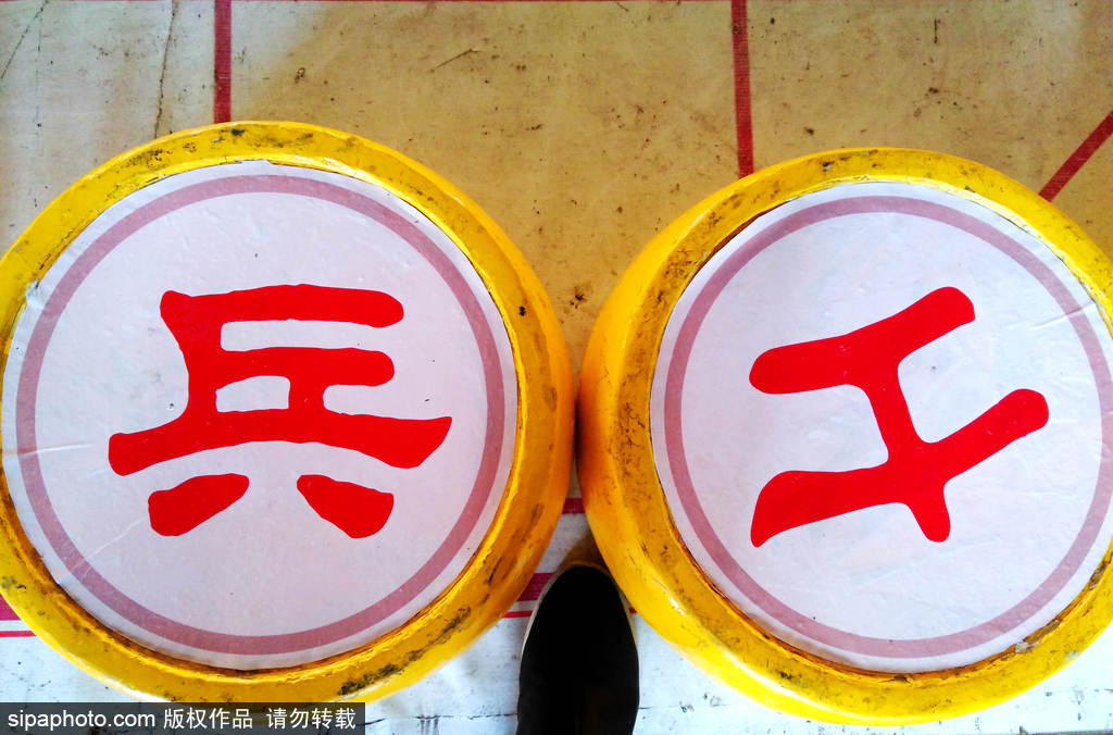 重慶現巨型象棋 手搬對弈益神健體