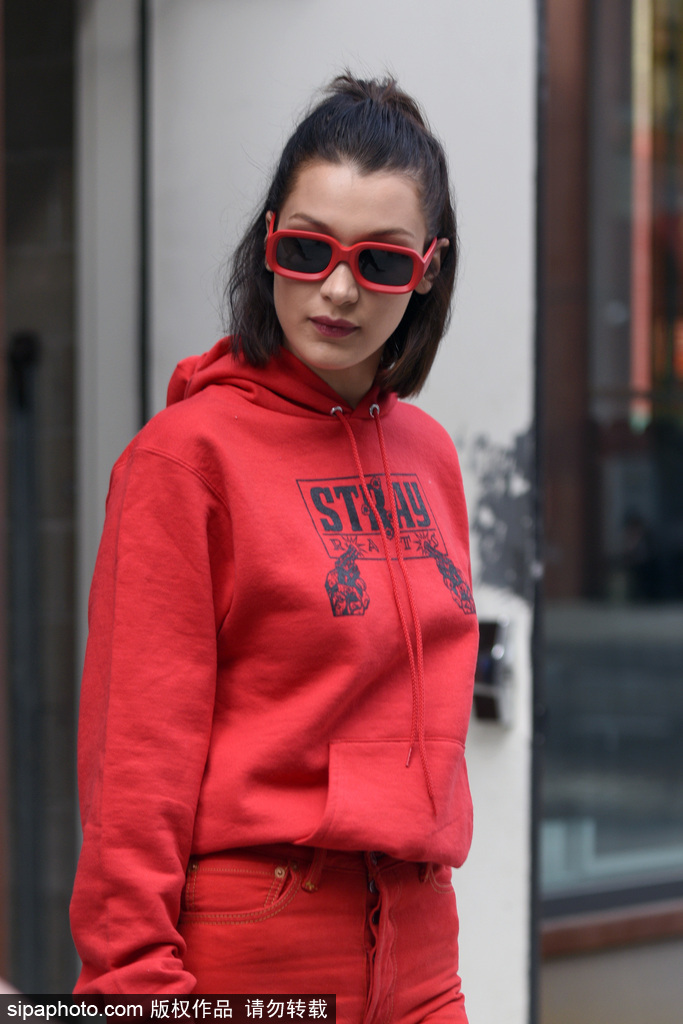 貝拉·哈迪德今天這身紅透了！高馬尾活力十足