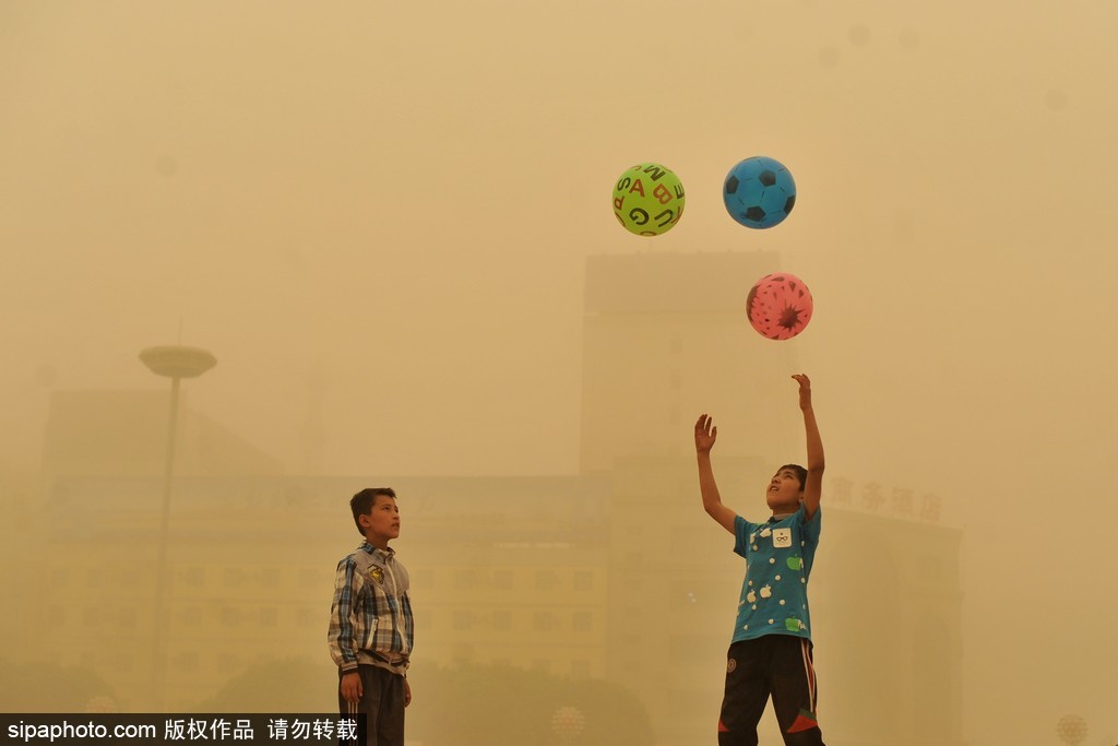 一場(chǎng)風(fēng)沙侵襲北京 盤(pán)點(diǎn)各地沙塵遮天蔽日景象