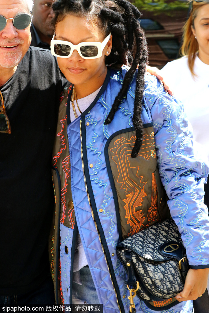 蕾哈娜潮裝現身片場 戴金鏈子表情冷酷