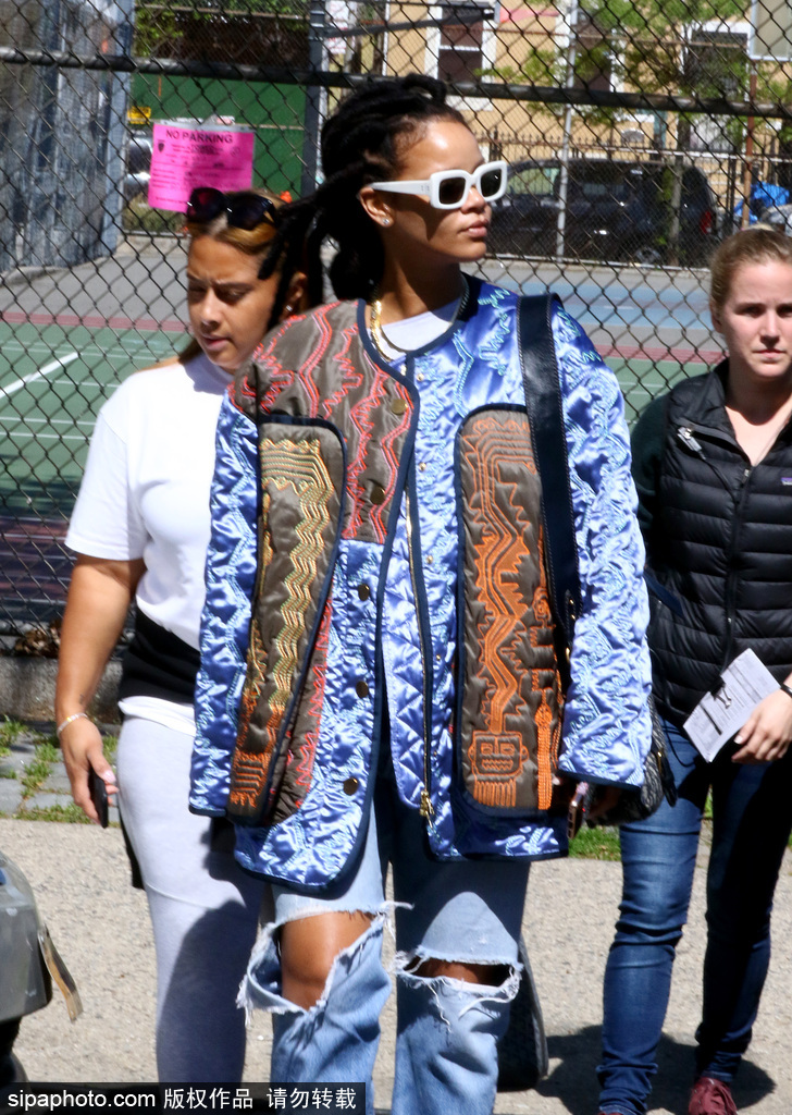 蕾哈娜潮裝現身片場 戴金鏈子表情冷酷