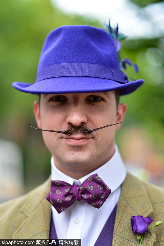 英國舉行復古騎行 粗花呢服裝引領懷舊風潮