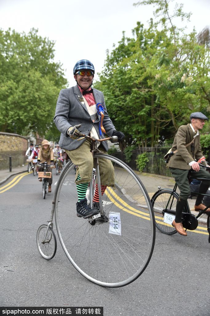 英國舉行復古騎行 粗花呢服裝引領懷舊風潮
