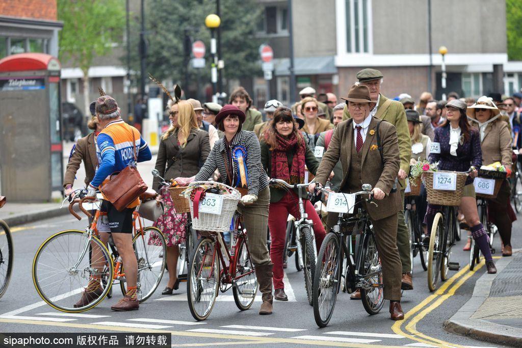 英國舉行復古騎行 粗花呢服裝引領懷舊風潮