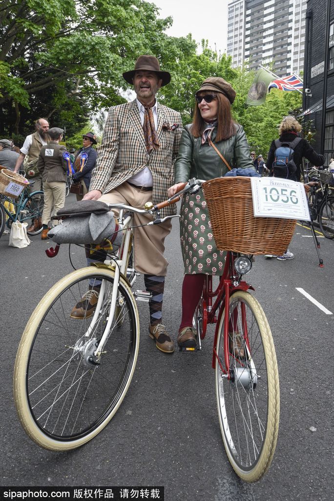 英國舉行復古騎行 粗花呢服裝引領懷舊風潮