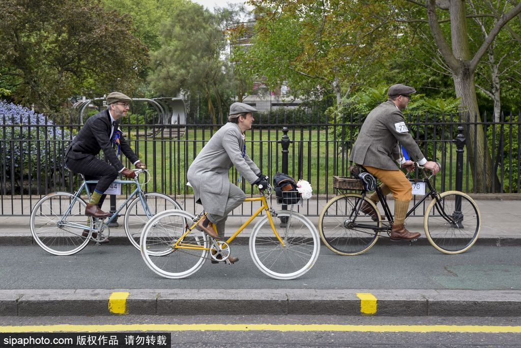 英國(guó)舉行復(fù)古騎行 粗花呢服裝引領(lǐng)懷舊風(fēng)潮