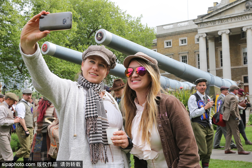 英國舉行復古騎行 粗花呢服裝引領懷舊風潮