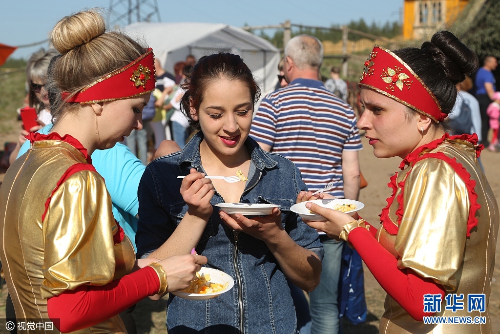 俄羅斯舉辦地區間文化節 民眾大鍋攤雞蛋挑戰紀錄（組圖）