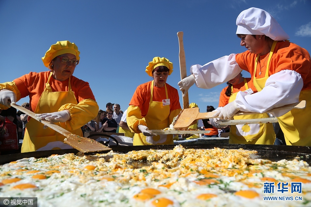 俄羅斯舉辦地區間文化節 民眾大鍋攤雞蛋挑戰紀錄（組圖）
