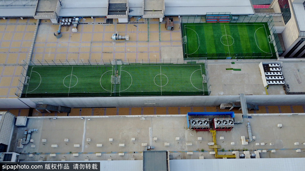 航拍沈陽一商場竟有三個足球場 樓頂踢球刺激拉風