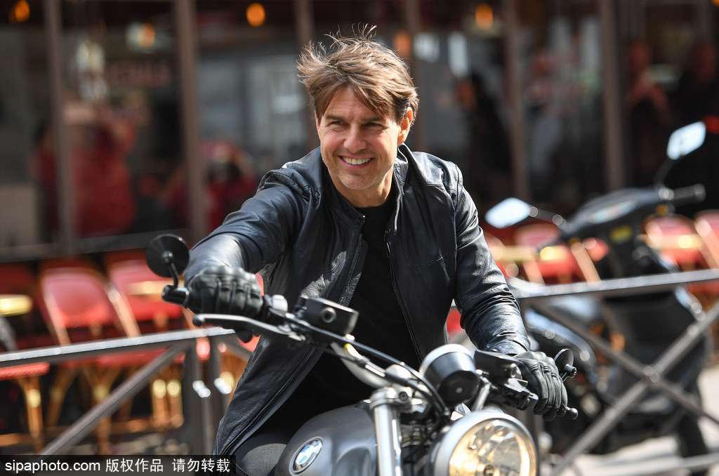 阿湯哥開重型機(jī)車駛過巴黎街道 英姿颯爽魅力不減當(dāng)年