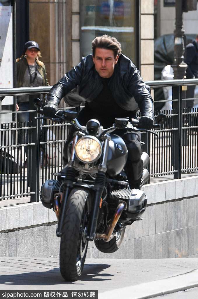 阿湯哥開重型機車駛過巴黎街道 英姿颯爽魅力不減當年