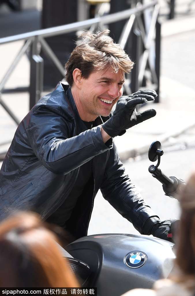 阿湯哥開重型機車駛過巴黎街道 英姿颯爽魅力不減當年