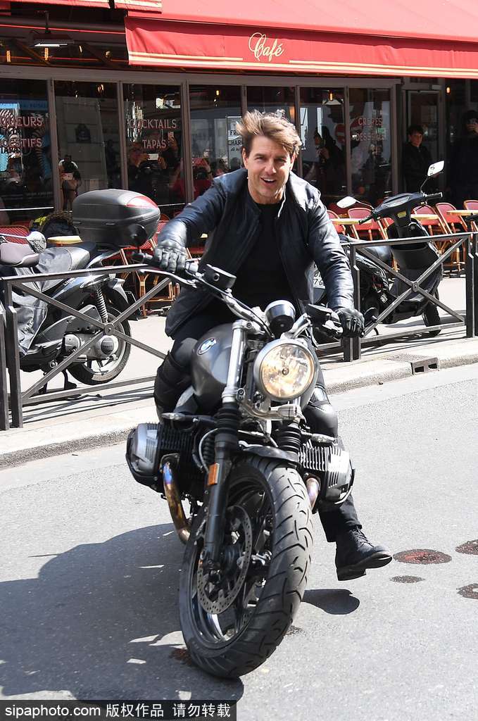 阿湯哥開重型機(jī)車駛過巴黎街道 英姿颯爽魅力不減當(dāng)年