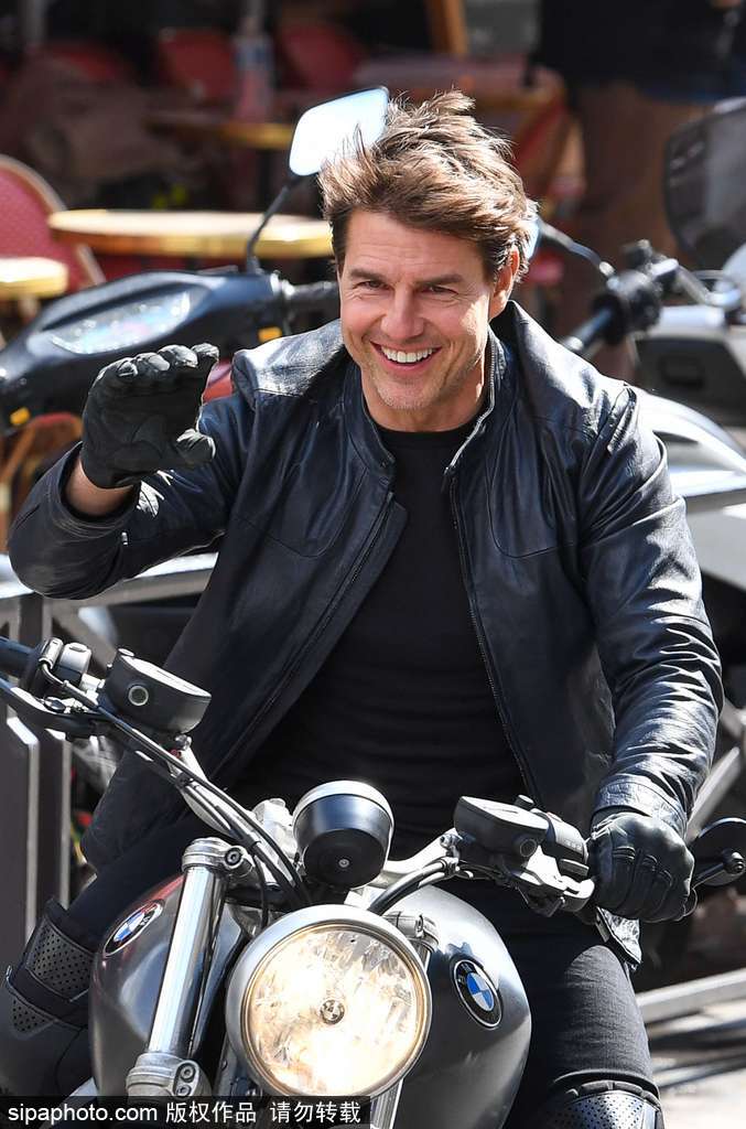 阿湯哥開重型機車駛過巴黎街道 英姿颯爽魅力不減當年