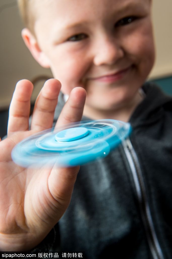 英國(guó)指尖陀螺風(fēng)靡全球