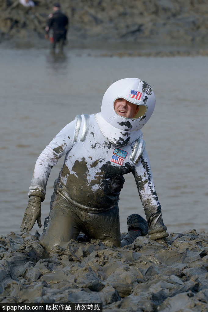 城會(huì)玩！英國(guó)公園上演滾泥巴大賽 妹子、硬漢泥地摸爬滾打