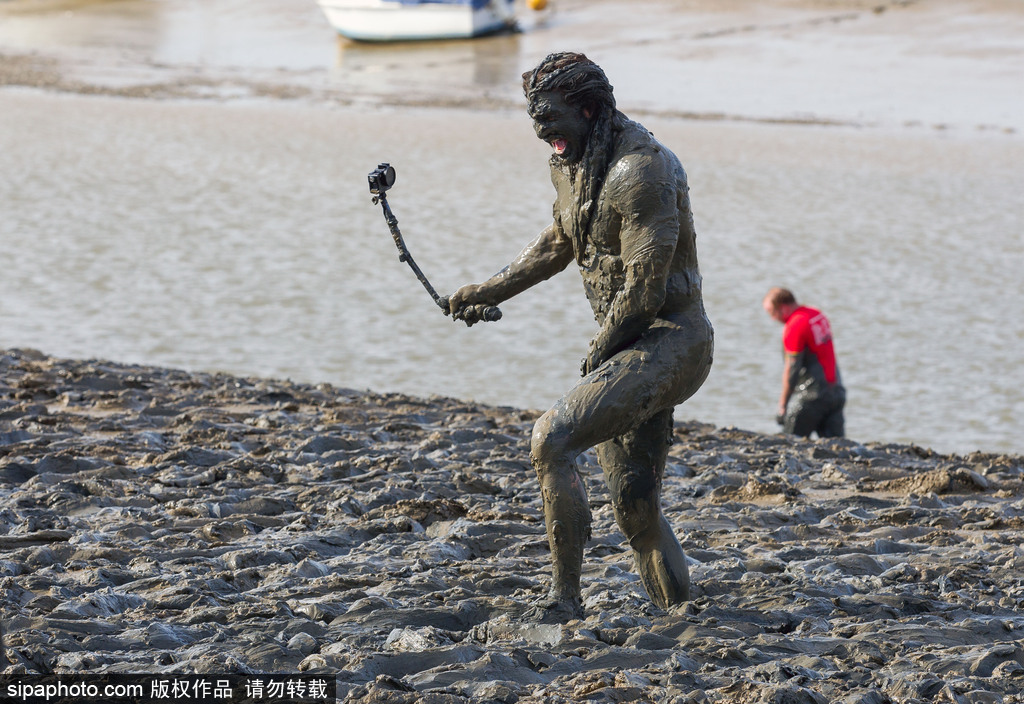 城會玩！英國公園上演滾泥巴大賽 妹子、硬漢泥地摸爬滾打