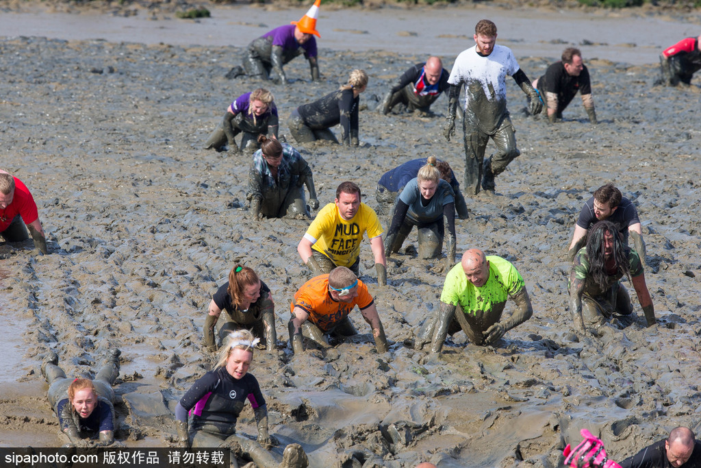 城會(huì)玩！英國(guó)公園上演滾泥巴大賽 妹子、硬漢泥地摸爬滾打