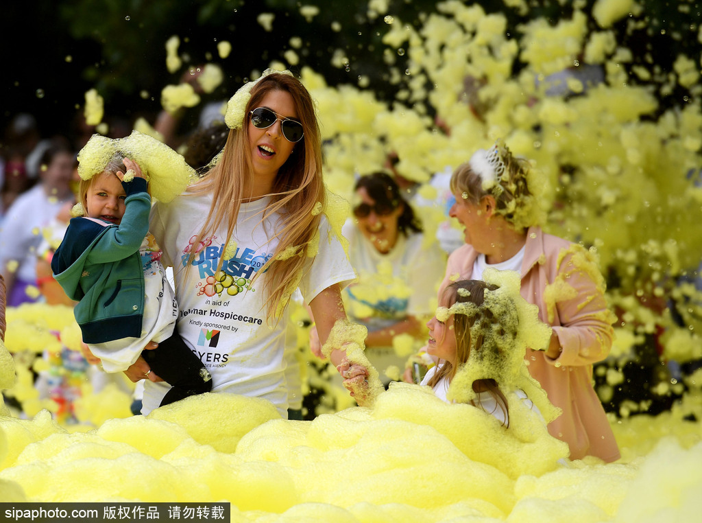 重回童年！英國舉行五彩泡泡跑 體驗最開心五公里