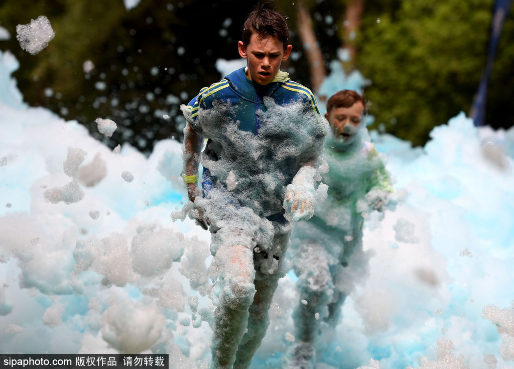 重回童年！英國舉行五彩泡泡跑 體驗最開心五公里