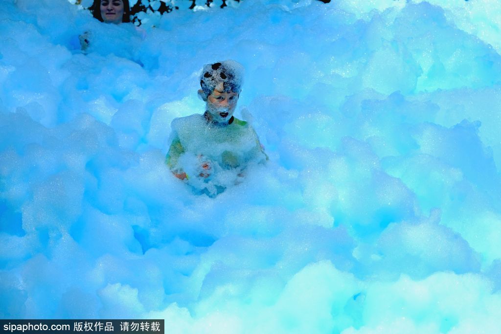 重回童年！英國舉行五彩泡泡跑 體驗(yàn)最開心五公里