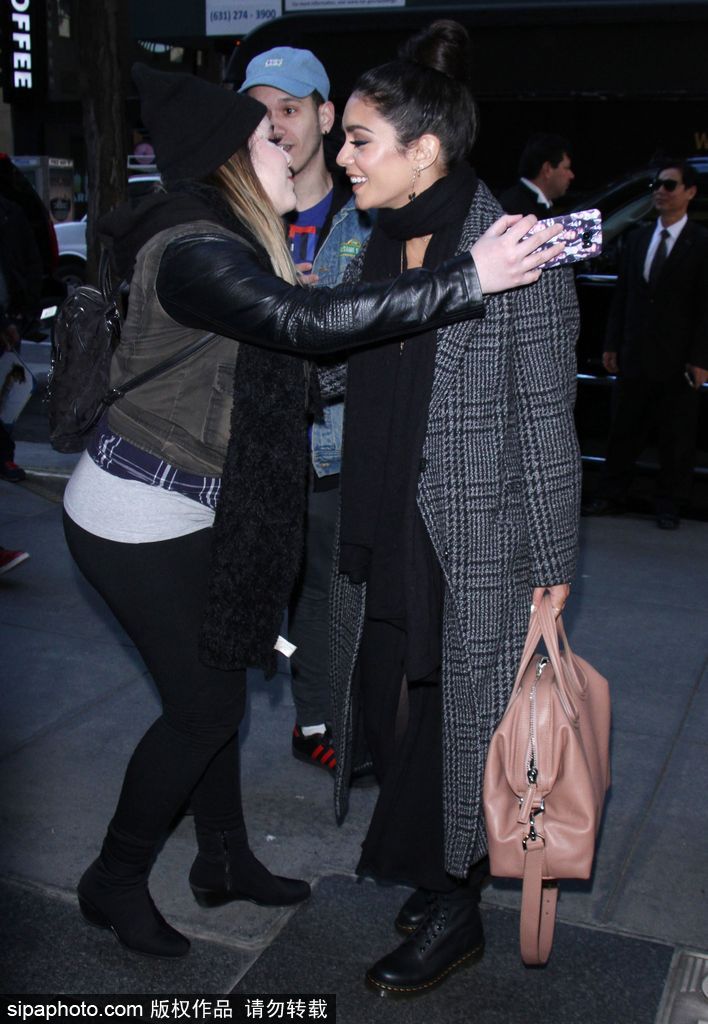 凡妮莎-哈金斯大衣圍巾包裹嚴實 與粉絲街頭合影顯親昵