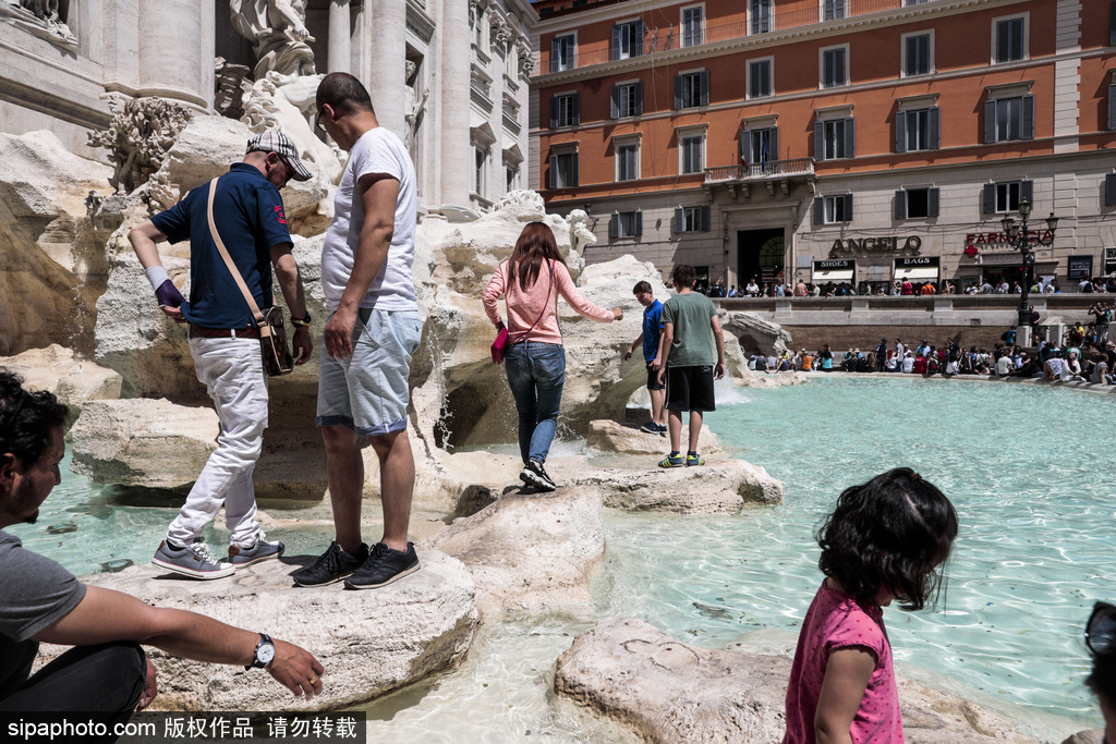 意大利著名景點特萊維噴泉“爬”滿游客 只為拍到完美的照片