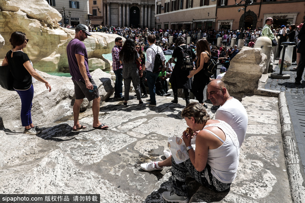 意大利著名景點特萊維噴泉“爬”滿游客 只為拍到完美的照片