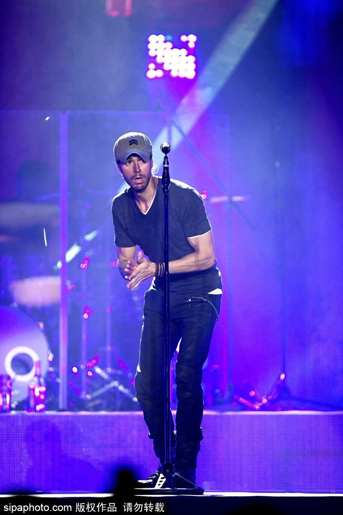 “情歌王子”安立奎演唱會(huì) 活力四射hold住全場(chǎng)