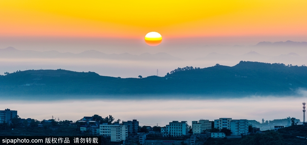 重慶：云蒸霞蔚山村美 朝霞白云入畫來