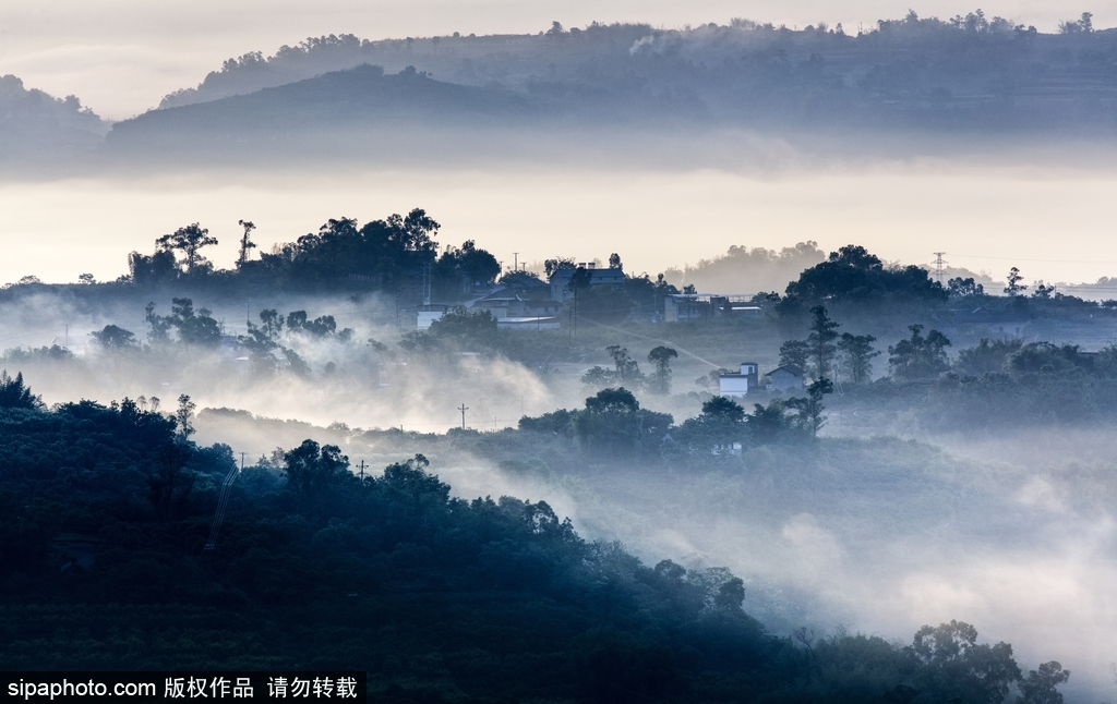 重慶：云蒸霞蔚山村美 朝霞白云入畫來