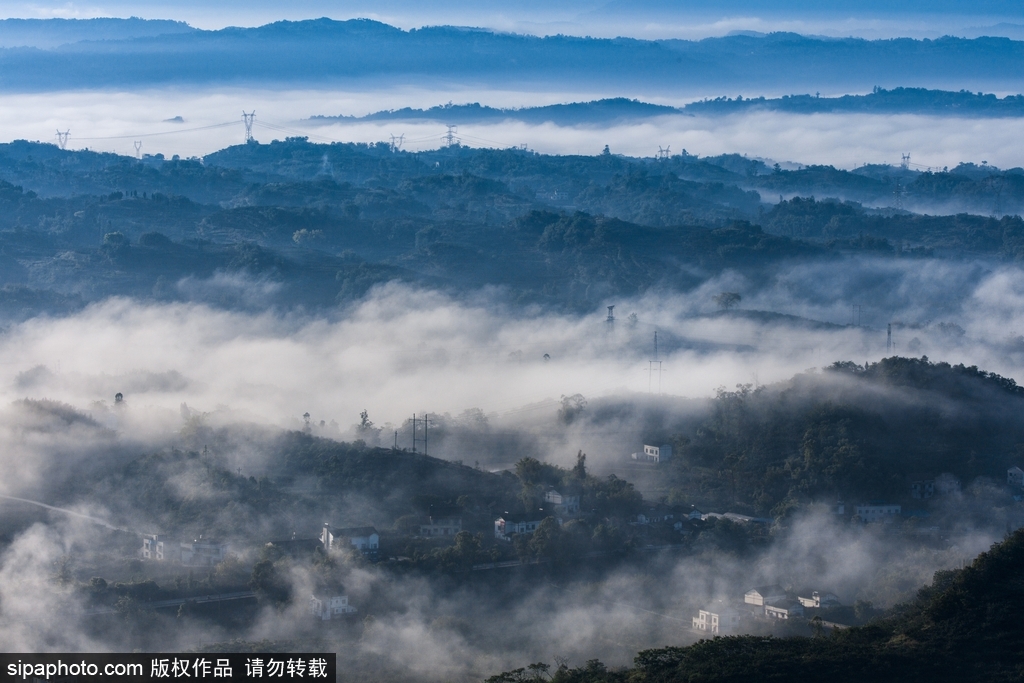 重慶：云蒸霞蔚山村美 朝霞白云入畫來(lái)
