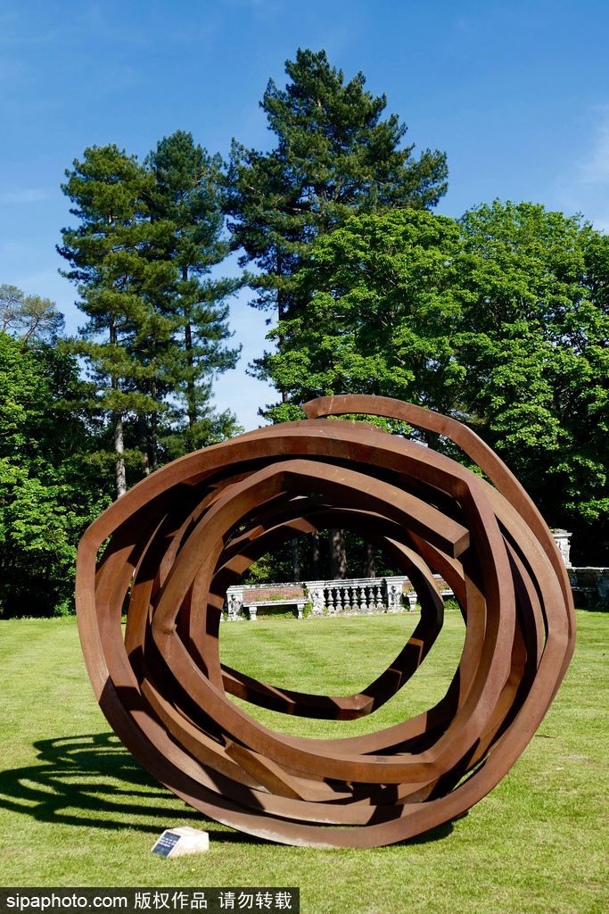 不確定的對角線 雕塑藝術家Bernar Venet展覽