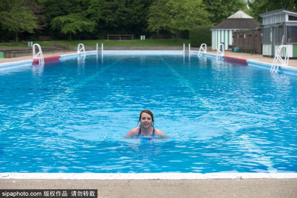 英國(guó)：歐洲最長(zhǎng)戶(hù)外游泳池開(kāi)放 全長(zhǎng)91米可容納2400立方米水