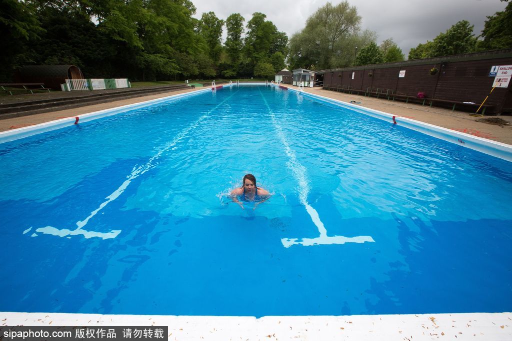 英國(guó)：歐洲最長(zhǎng)戶外游泳池開放 全長(zhǎng)91米可容納2400立方米水