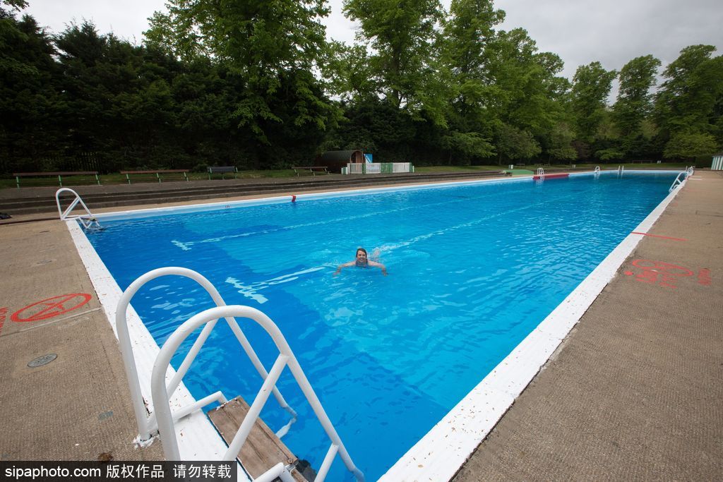 英國(guó)：歐洲最長(zhǎng)戶外游泳池開放 全長(zhǎng)91米可容納2400立方米水