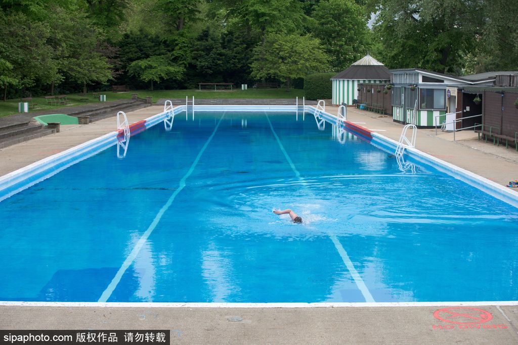 英國(guó)：歐洲最長(zhǎng)戶(hù)外游泳池開(kāi)放 全長(zhǎng)91米可容納2400立方米水