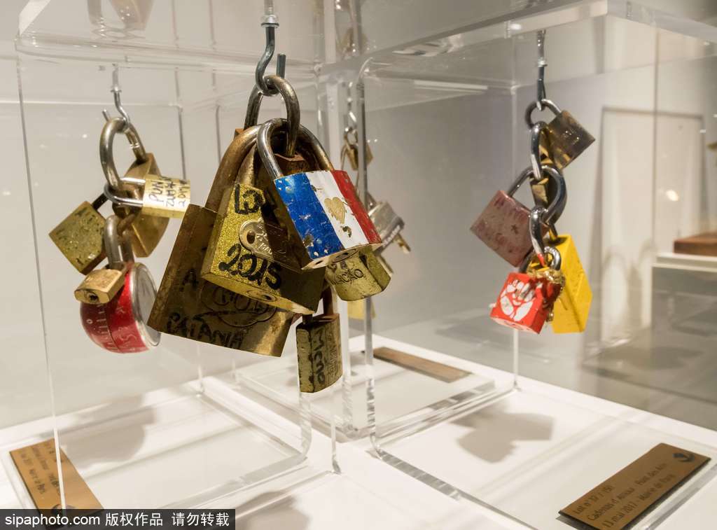 不堪重負(fù)！法國(guó)巴黎情人橋愛情鎖將全部拆除拍賣