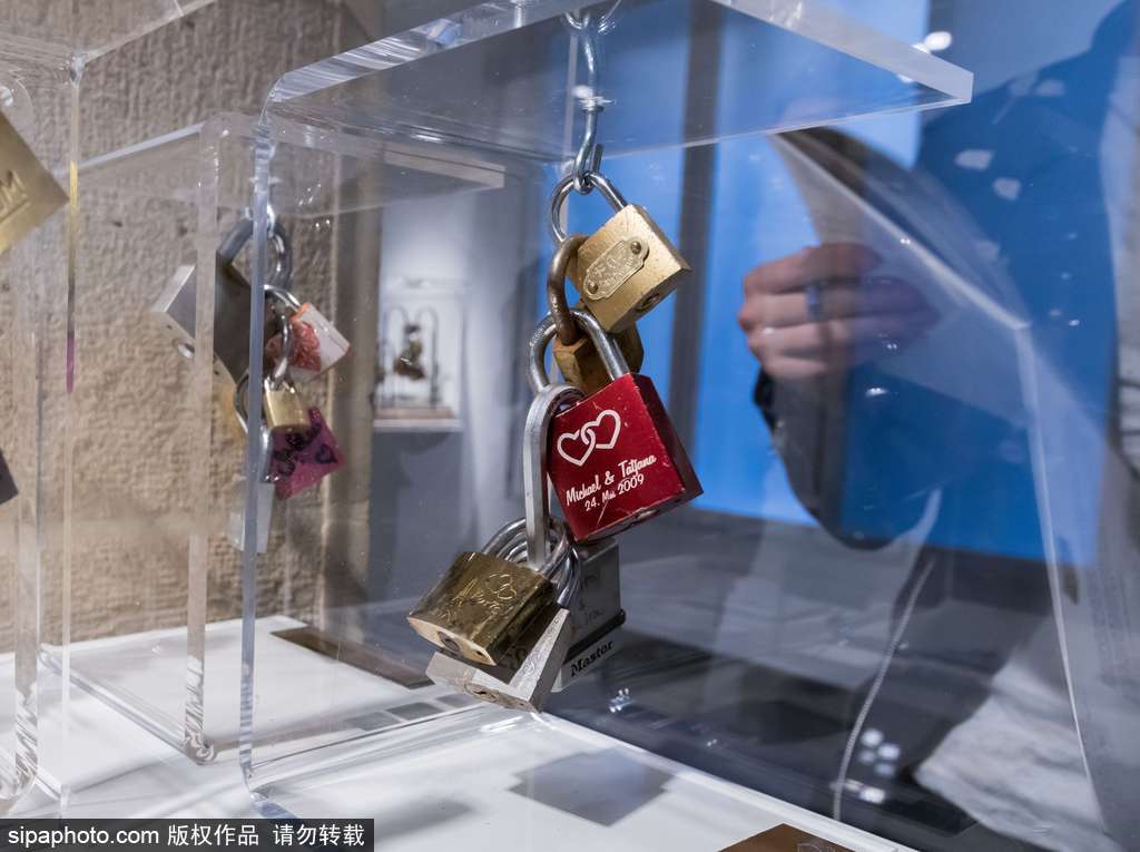 不堪重負！法國巴黎情人橋愛情鎖將全部拆除拍賣