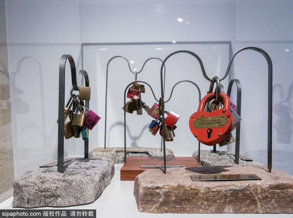 不堪重負！法國巴黎情人橋愛情鎖將全部拆除拍賣