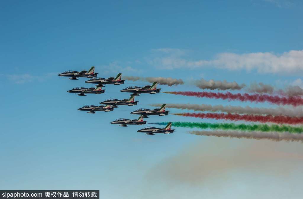 意大利“三色箭”特技飛行表演隊上演空中芭蕾 慶祝圣尼古拉斯節來臨