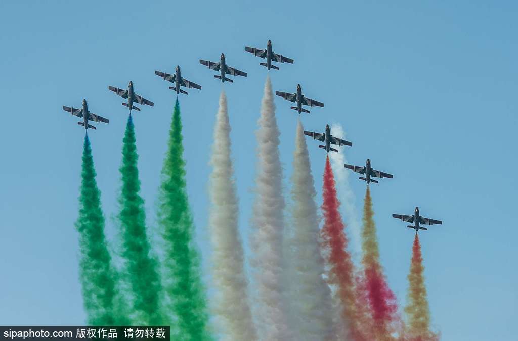 意大利“三色箭”特技飛行表演隊上演空中芭蕾 慶祝圣尼古拉斯節來臨