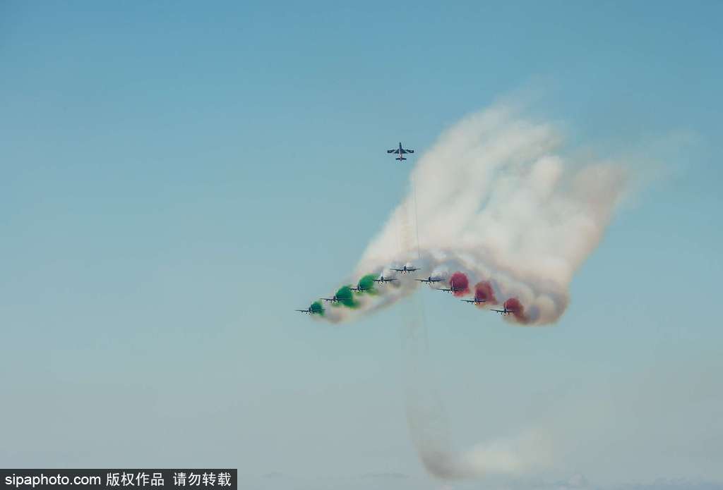 意大利“三色箭”特技飛行表演隊上演空中芭蕾 慶祝圣尼古拉斯節來臨
